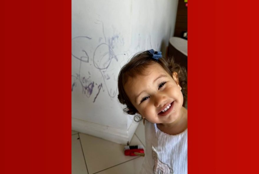 menina-usa-uvas-para-criar-arte-na-parede-e-viraliza3A-conheca-a-historia-de-maria-luisa