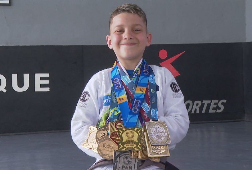 menino-de-11-anos-do-rj-brilha-no-pan-kids-de-jiu-jitsu-nos-eua3A-21-medalhas-de-ouro-e-talento-impressionante-conheca-a-historia-inspiradora-de-davi-carvalho-e-seu-sucesso-no-esporte menino-de-11-anos-do-rj-brilha-no-pan-kids-de-jiu-jitsu-nos-eua3A-21-medalhas-de-ouro-e-talento-impressionante-conheca-a-historia-inspiradora-de-davi-carvalho-e-seu-sucesso-no-esporte