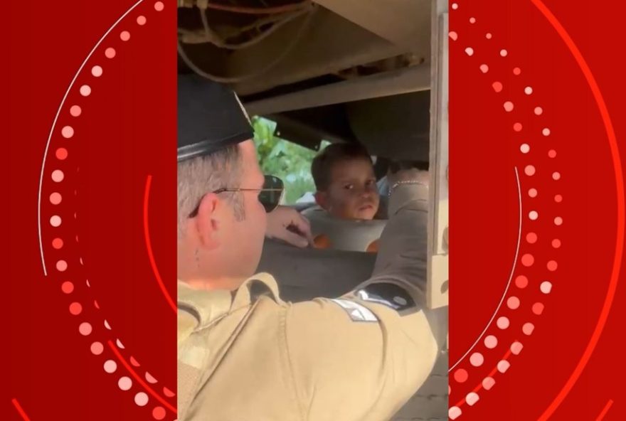 menino-de-4-anos-e-resgatado-apos-prender-cabeca-em-roda-de-carreta-na-bahia