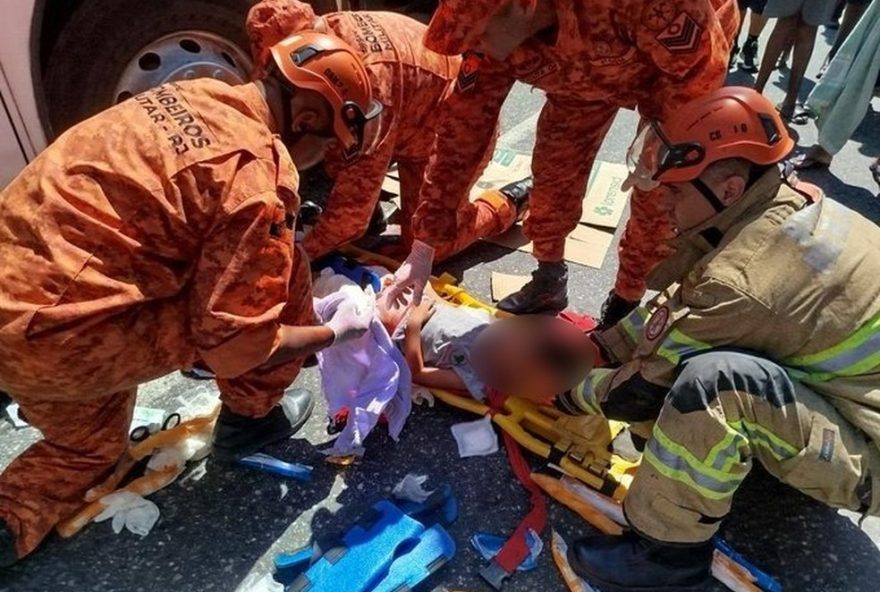 menino-de-4-anos-morre-atropelado-por-onibus-em-belford-roxo3A-comunidade-cobra-justica-e-seguranca-viaria
