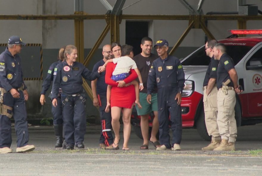 menino-de-5-anos-resgatado-apos-queda-recebe-alta-em-caruaru menino-de-5-anos-resgatado-apos-queda-recebe-alta-em-caruaru