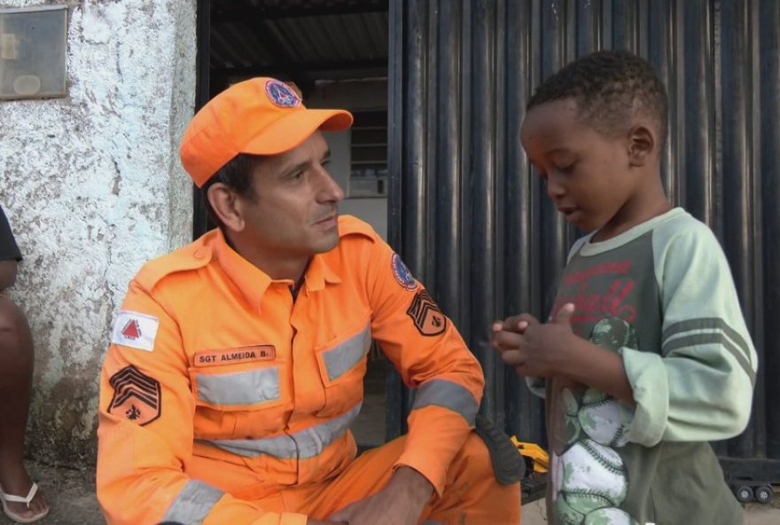 menino-de-6-anos-resgatado-em-juiz-de-fora-se-emociona-ao-reencontrar-bombeiro-heroi-do-diario-do-estado menino-de-6-anos-resgatado-em-juiz-de-fora-se-emociona-ao-reencontrar-bombeiro-heroi-do-diario-do-estado