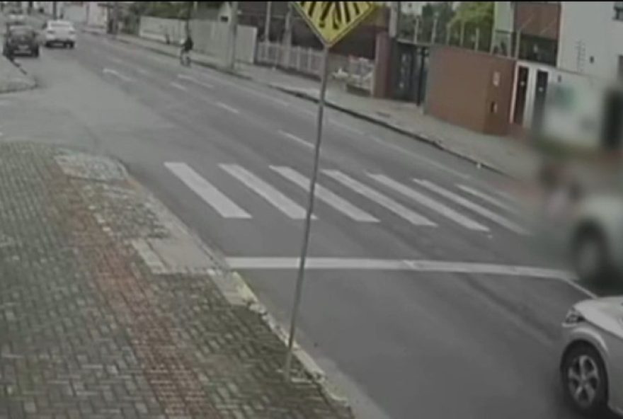 menino-de-7-anos-e-atropelado-por-caminhonete-em-sc-na-faixa-de-pedestres3B-video