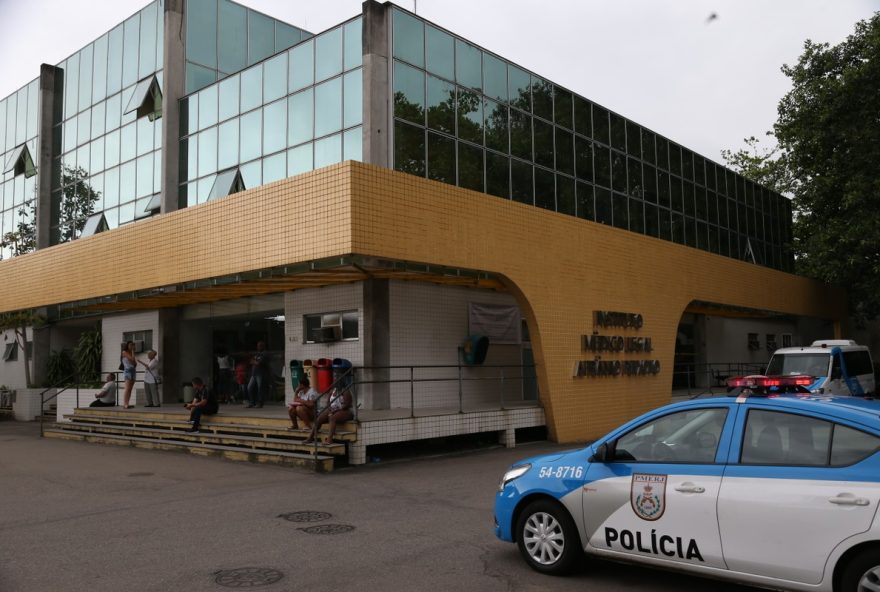 menino-de-7-anos-morre-ao-cair-de-predio-no-tanque2C-rio-de-janeiro3A-comunidade-busca-respostas-e-medidas-de-seguranca