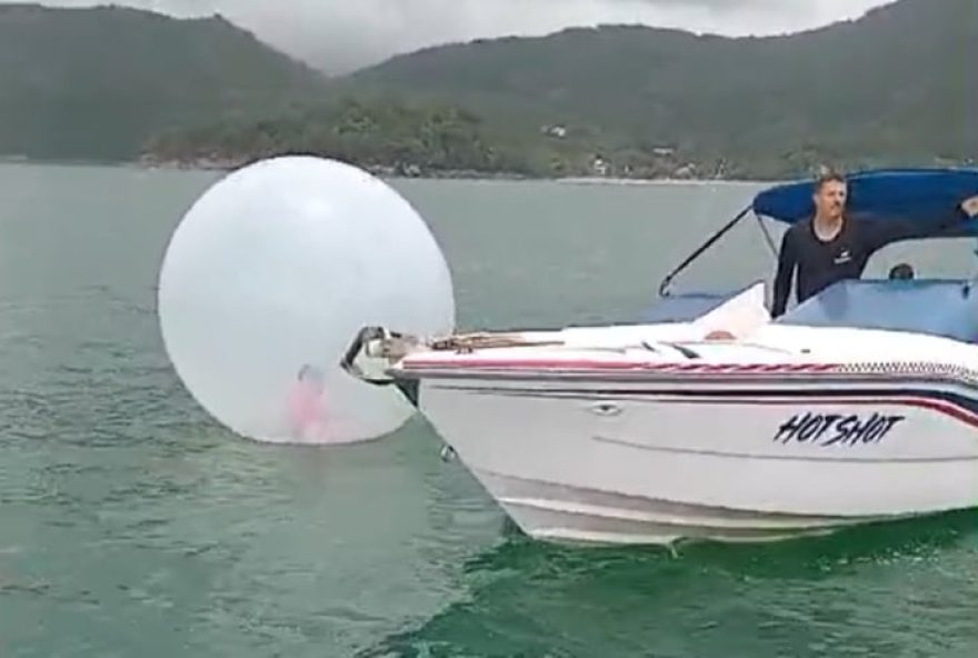 menino-e-resgatado-em-bolha-inflavel-no-mar-de-ubatuba3A-veja-o-video