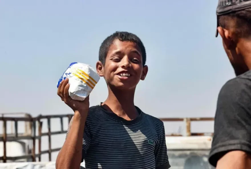 menino-palestino-com-saco-de-farinha-em-al-mawasi-na-faixa-de-gaza-1753612812572_v2_750x1.jpg