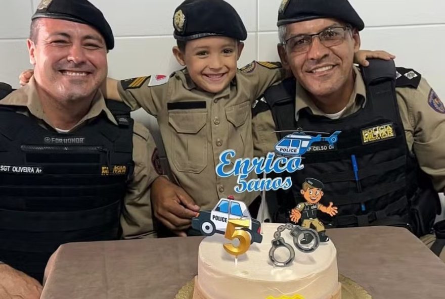 menino-sonha-em-ser-policial3A-surpresa-emocionante-da-pm-em-festa-de-aniversario3B-assista-ao-video-e-se-encante