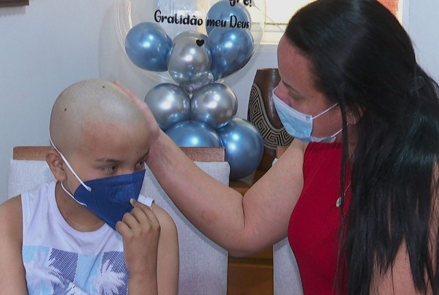 menino-vence-leucemia-e-e-1o-a-ter-alta-em-transplante-em-ribeirao-preto