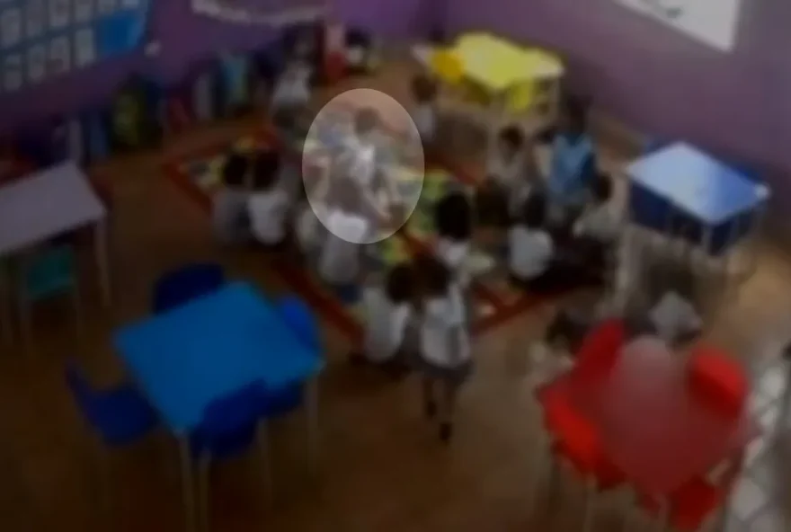 Escola deixa criança autista amarrada durante a aula para “acalma-lo”, em Posse