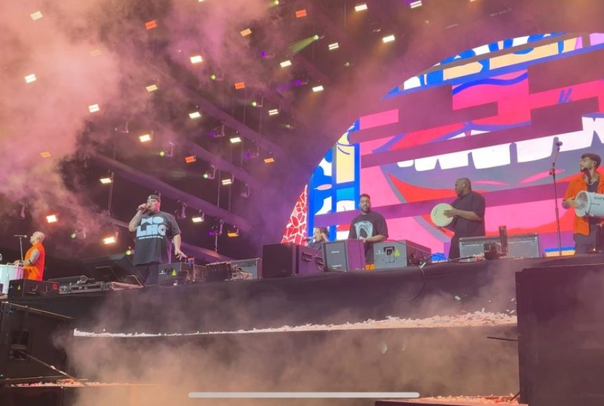 menos-e-mais-agita-planeta-atlantida-com-show-envolvente-de-pagode menos-e-mais-agita-planeta-atlantida-com-show-envolvente-de-pagode