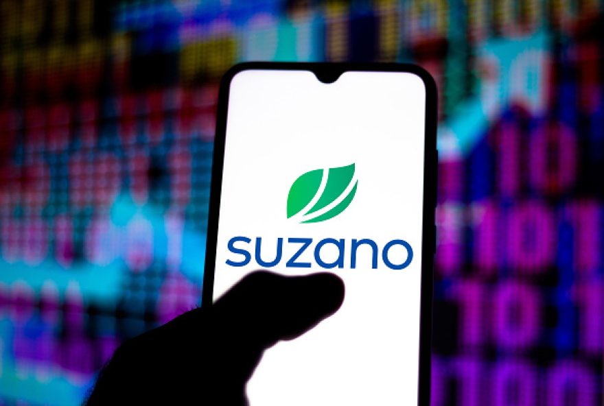 BRAZIL - 2020/04/18: In this photo illustration the Suzano Papel e Celulose logo displayed on a smartphone. (Photo Illustration by Rafael Henrique/SOPA Images/LightRocket via Getty Images)