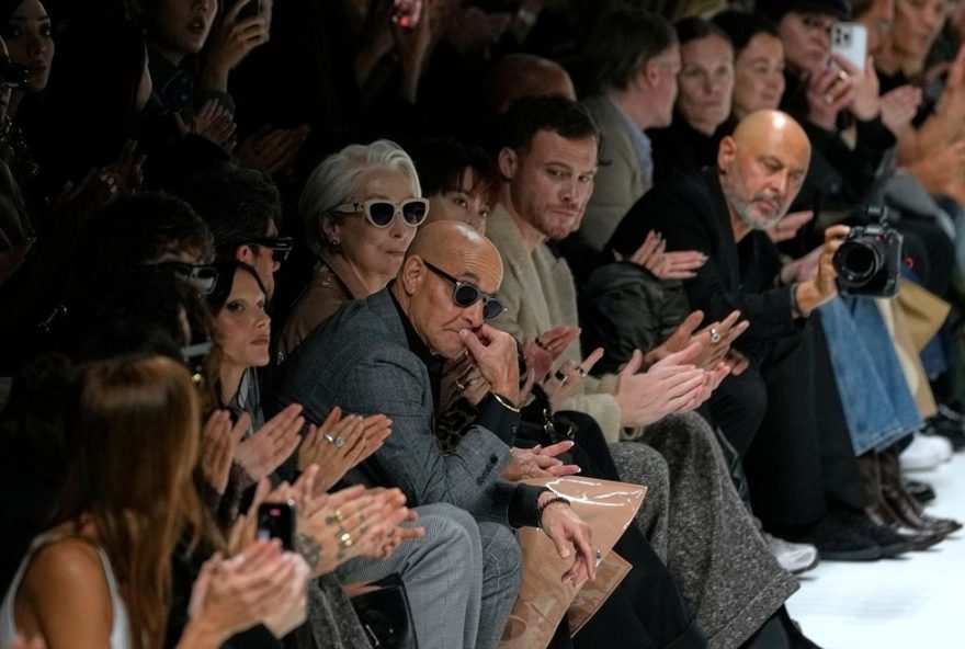 meryl-streep-e-stanley-tucci-gravam-a-aguardada-sequencia-de-22o-diabo-veste-prada22-durante-desfile-da-dolce-26-gabbana-na-semana-de-moda-de-milao
