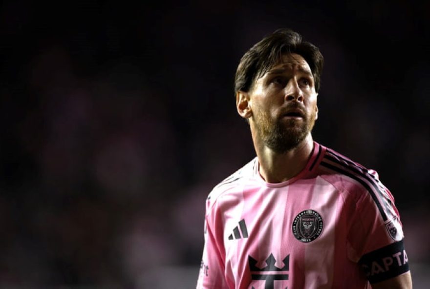 messi-se-envolve-em-confusao-com-arbitro-apos-empate-do-inter-miami-na-mls