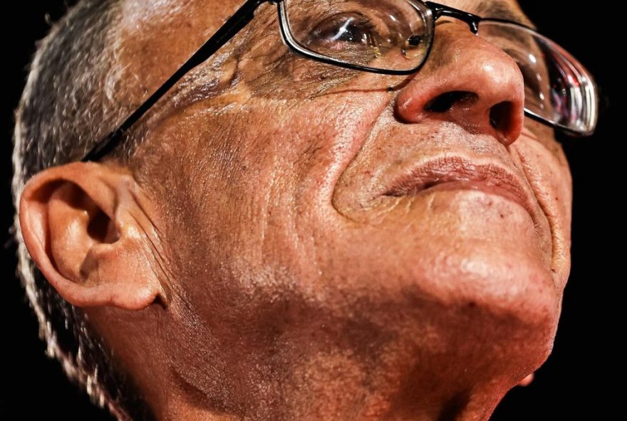 mestre-cica-comemora-vitoria-da-viradouro-e-entra-para-o-panteao-do-carnaval mestre-cica-comemora-vitoria-da-viradouro-e-entra-para-o-panteao-do-carnaval