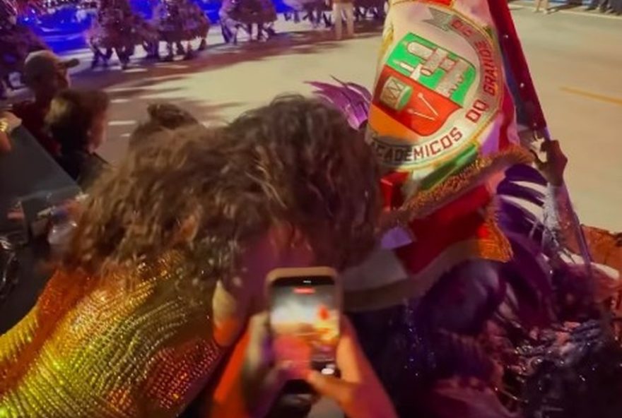 mestre-sala-e-porta-bandeira-da-grande-rio-levam-pavilhao-ate-paolla-oliveira-no-desfile-na-sapucai mestre-sala-e-porta-bandeira-da-grande-rio-levam-pavilhao-ate-paolla-oliveira-no-desfile-na-sapucai