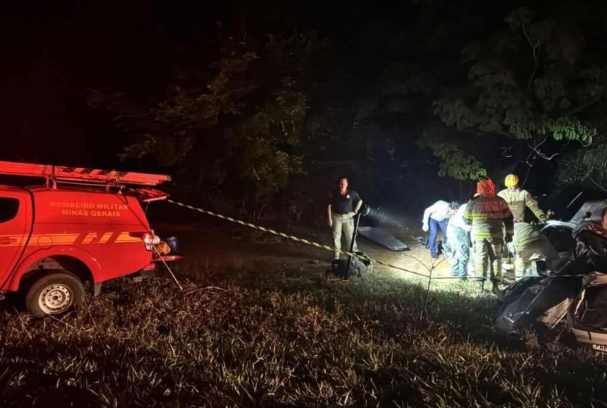 Corpo de Bombeiros foi acionado no final da tarde dessa quinta-feira (24/10) para atender ocorrência de acidente entre carro e carreta
