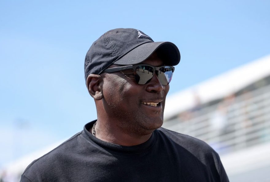 michael-jordan-visita-nova-sede-da-equipe-na-nascar michael-jordan-visita-nova-sede-da-equipe-na-nascar