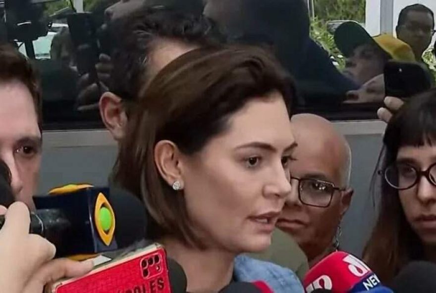 michelle-bolsonaro-critica-tratamento-dado-a-bolsonaro-na-policia-federal michelle-bolsonaro-critica-tratamento-dado-a-bolsonaro-na-policia-federal