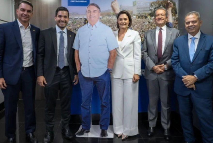 michelle-bolsonaro-posta-foto-com-bolsonaro-de-papelao-e-aliados-do-pl-apos-conciliacao
