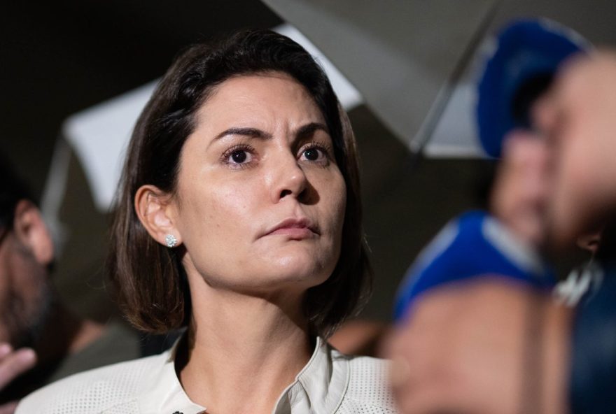 michelle-bolsonaro-reage-a-imagem-de-bolsonaro-como-palhaco-em-desfile-sobre-lula michelle-bolsonaro-reage-a-imagem-de-bolsonaro-como-palhaco-em-desfile-sobre-lula