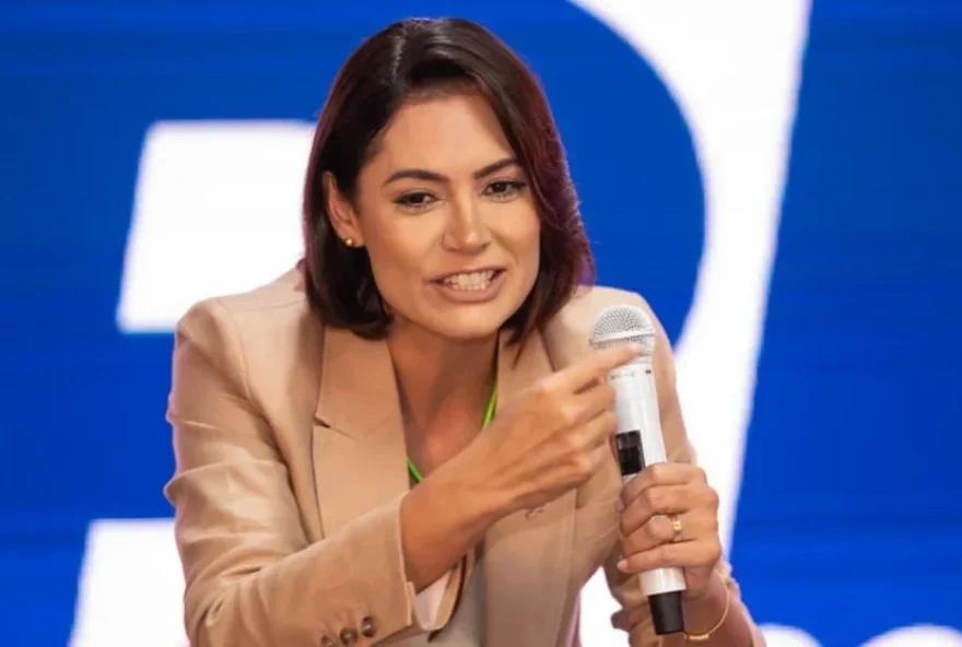 michelle-bolsonaro-se-manifesta-sobre-determinacao-de-vigilancia-24h-de-bolsonaro-por-moraes