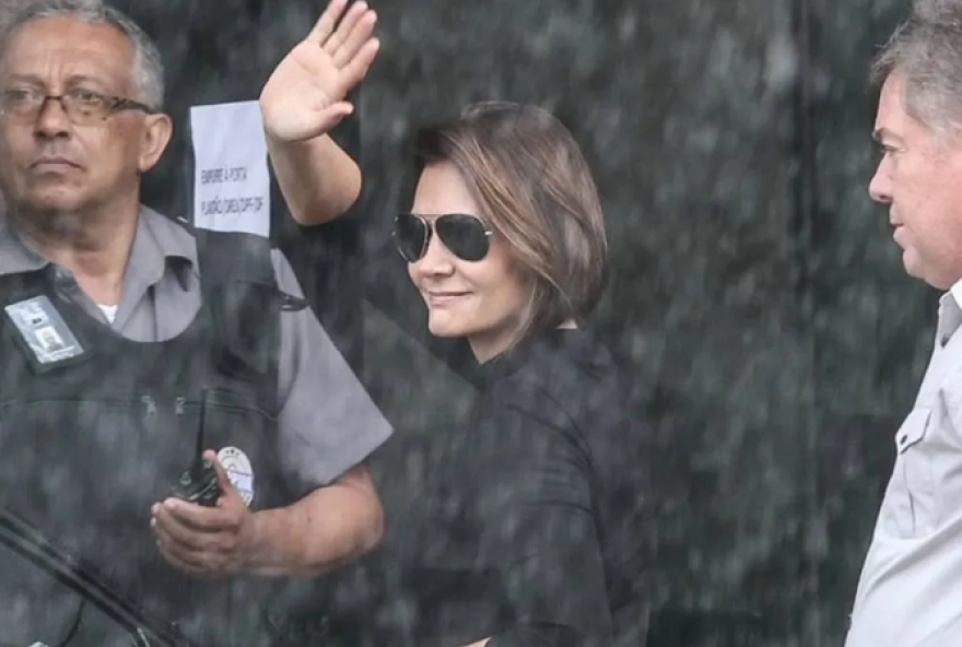 michelle-bolsonaro-visita-jair-bolsonaro-na-pf-e-desabafa3A-dias-dificeis