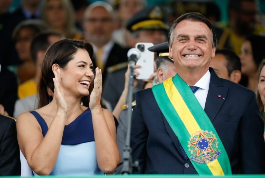 Então presidente Jair Bolsonaro e a então primeira-dama Michelle durante desfile do 7 de Setembro em 2022. Crédito: Alan Santos/PR