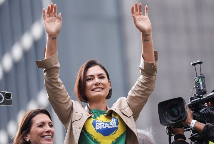 michelle-fortalece-sua-posicao-na-crise-do-cla-bolsonaro-e-busca-gesto-de-ciro-gomes