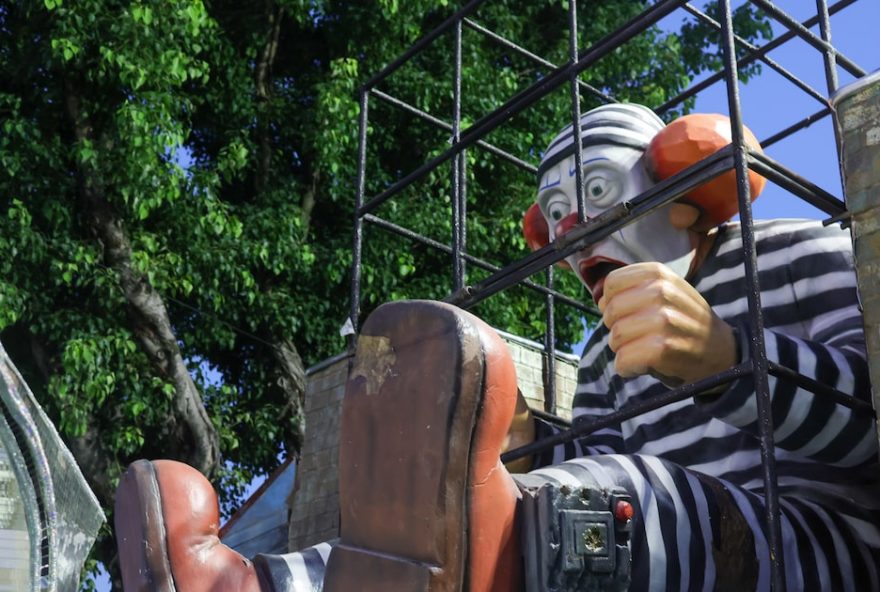 michelle-reage-a-alegoria-de-bolsonaro-como-palhaco-atras-das-grades3A-preso-por-corrupcao-foi-lula michelle-reage-a-alegoria-de-bolsonaro-como-palhaco-atras-das-grades3A-preso-por-corrupcao-foi-lula