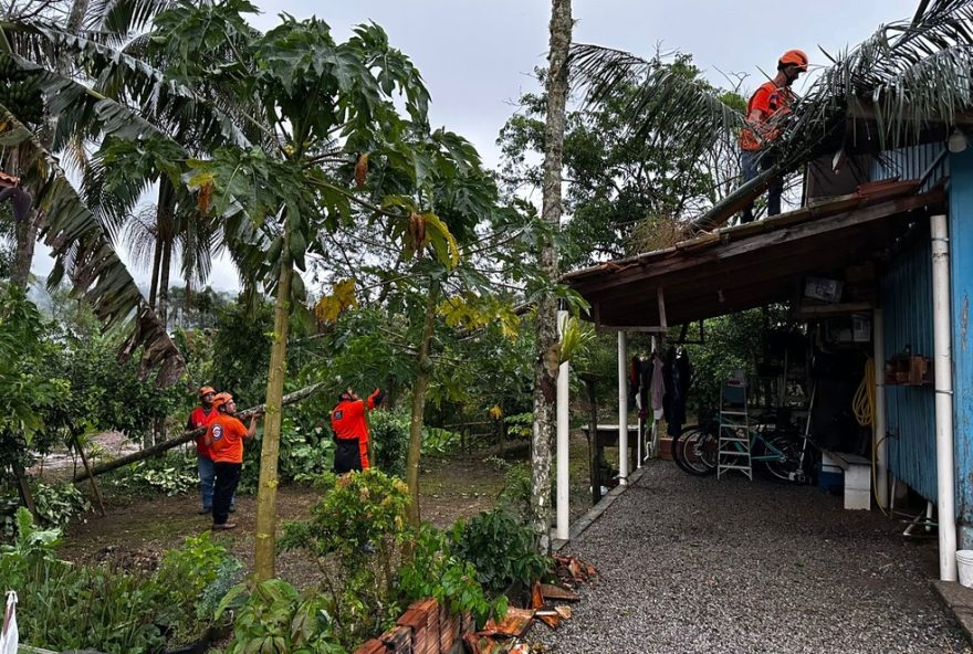 microexplosao-causa-estragos-em-sao-joao-batista2C-sc3A-quedas-de-arvores-e-destelhamentos3B-fotos-e-detalhes-da-defesa-civil