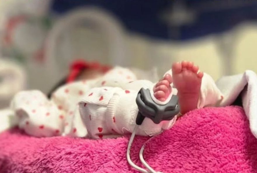 milagre-na-uti3A-bebe-completa-1-mes-de-vida-apos-mae-falecer-de-cancer