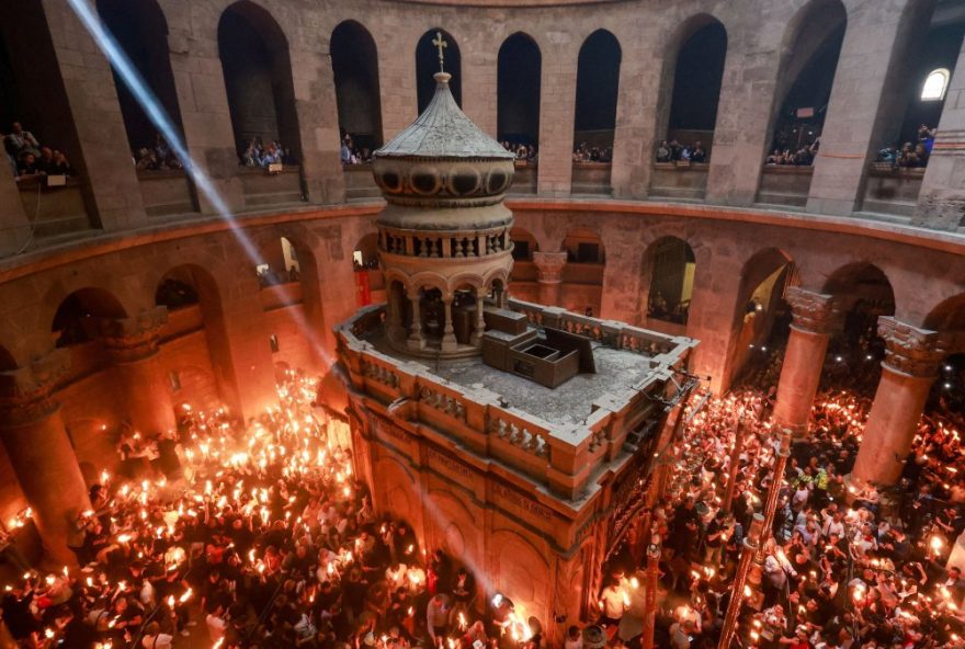 milhares-de-cristaos-ortodoxos-celebram-o-fogo-sagrado-em-jerusalem