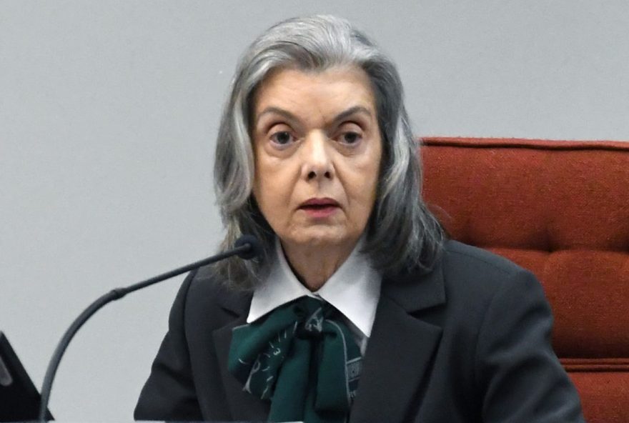 ministra-carmen-lucia-reage-a-interrupcao-de-dino3A-22ficamos-2-mil-anos-caladas22