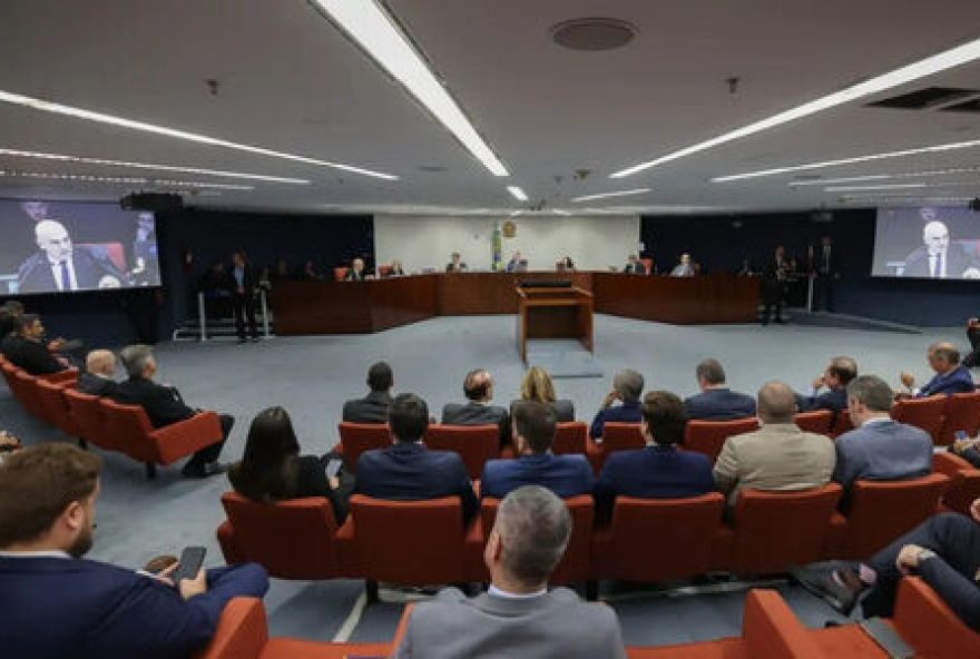 ministro-alexandre-de-moraes-solicita-sessao-extra-no-stf-para-julgar-bolsonaro-e-aliados-por-crimes-relacionados-a-atos-golpistas