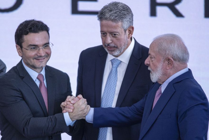 O novo Ministro do Turismo, Celso Sabino (e), com Lira (C) e Lula (D), na cerimônia de sua posse nesta quinta feira, no Palácio do Planalto.
(Foto: Joédson Alves/Agência Brasil)