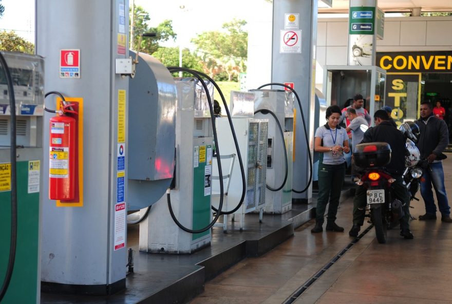ministro-de-minas-e-energia-pede-investigacao-sobre-aumento-da-gasolina-no-df-apos-reducao-da-petrobras3A-orgaos-acionados