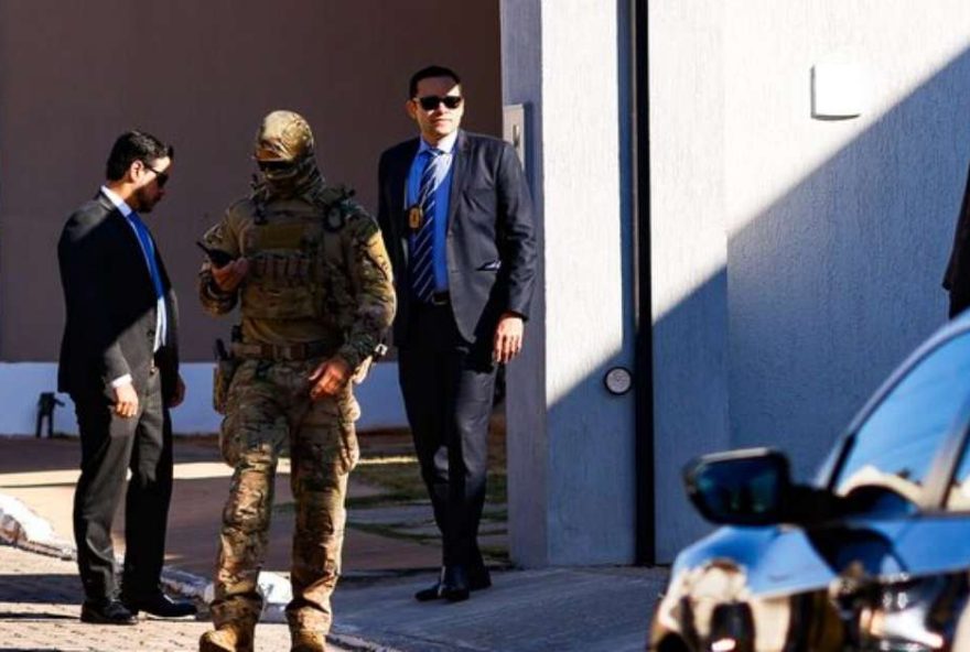 ministro-determina-monitoramento-policial-na-area-externa-da-residencia-de-bolsonaro