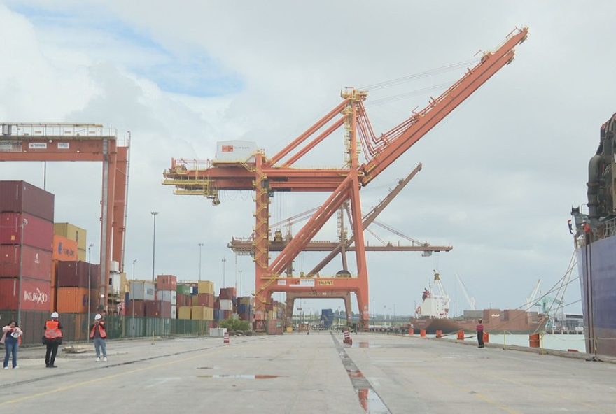 ministro-dos-portos-e-governadora-assinam-ordem-de-servico-para-ampliacao-do-canal-do-porto-de-suape-com-investimentos-de-r24-217-milhoes-noticias-atuais-e-em-destaque