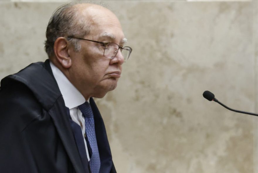 O ministro Edson Fachin, presidente do STF, abriu a sessão plenária com uma homenagem aos 9 anos de atuação de Alexandre de Moraes na Corte (cuja posse ocorreu em 22 de março de 2017). A fala de Fachin foi descrita  como um forte desagravo institucional, ocorrendo em um momento de pressão sobre Moraes devido a notícias recentes envolvendo o 