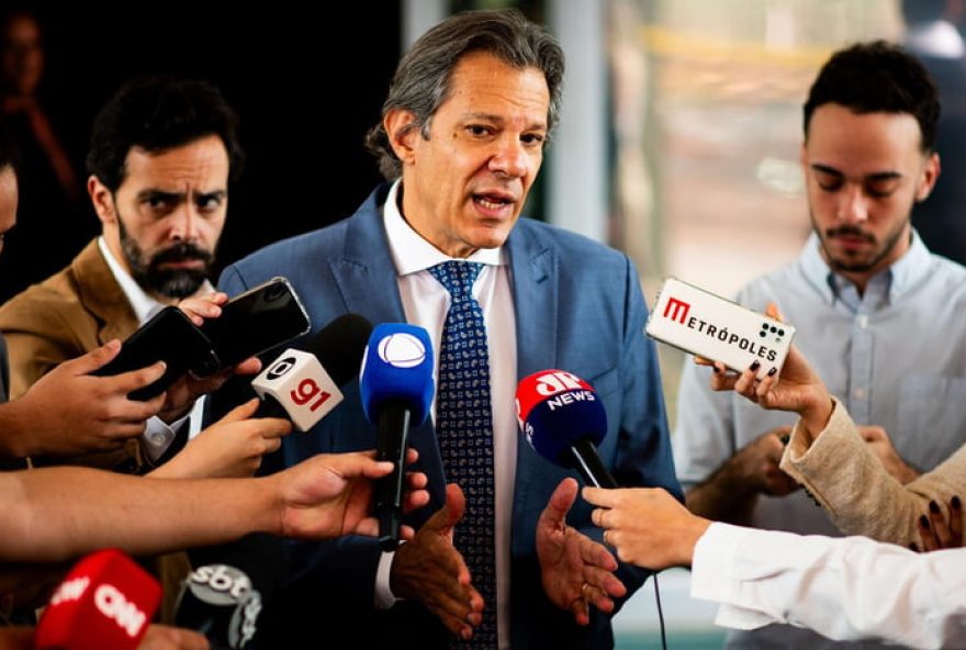 ministro-haddad-descarta-aumento-do-iof-para-conter-saida-de-dolares3A-moeda-chega-a-r24-62C09-entenda-a-situacao-economica