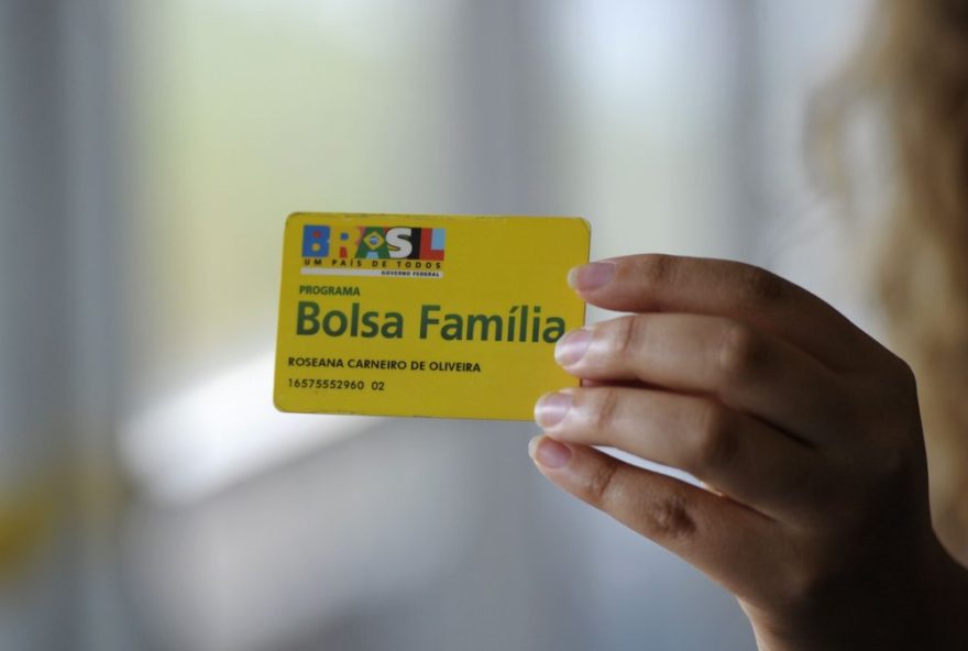 ministro-haddad-nega-reajuste-de-r24-100-no-bolsa-familia2C-custando-r24-28-bi-por-ano.-medida-e-descartada-apos-analise