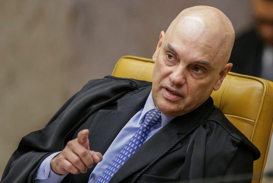 ministro-moraes-afirma-que-nao-recuara-um-milimetro-no-julgamento-de-bolsonaro