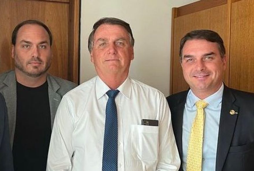 ministro-moraes-autoriza-flavio-e-carlos-a-visitar-bolsonaro-na-pf