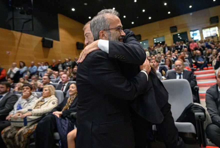 Vila Nova de Gaia, 04/ 11/ 2025 -  Decorreu esta tarde, no auditório municipal , a cerimónia de tomada de posse dos eleitos à autarquia de Vila Nova de Gaia.
Luis Filipe Meneses, presidente da Câmara Municipal de Vila Nova de Gaia e Paulo Rangel, ministro dos negócios estrangeiros.