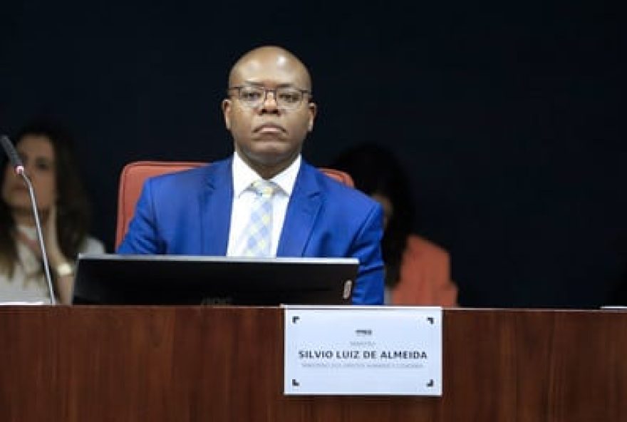 ministro-silvio-almeida-denunciado-ao-stf-por-importunacao-sexual-a-ministra-anielle-franco ministro-silvio-almeida-denunciado-ao-stf-por-importunacao-sexual-a-ministra-anielle-franco