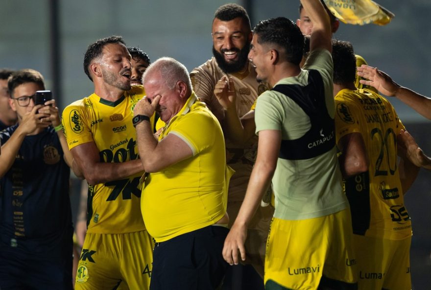 mirassol-na-libertadores3A-veja-ganhos-com-premiacoes-e-investimentos RJ - RIO DE JANEIRO - 02/12/2025 - BRASILEIRO A 2025, VASCO X MIRASSOL - Jogadores do Mirassol comemoram apos partida contra o Vasco no estadio Sao Januario pelo campeonato Brasileiro A 2025. Foto: Jorge Rodrigues/AGIF