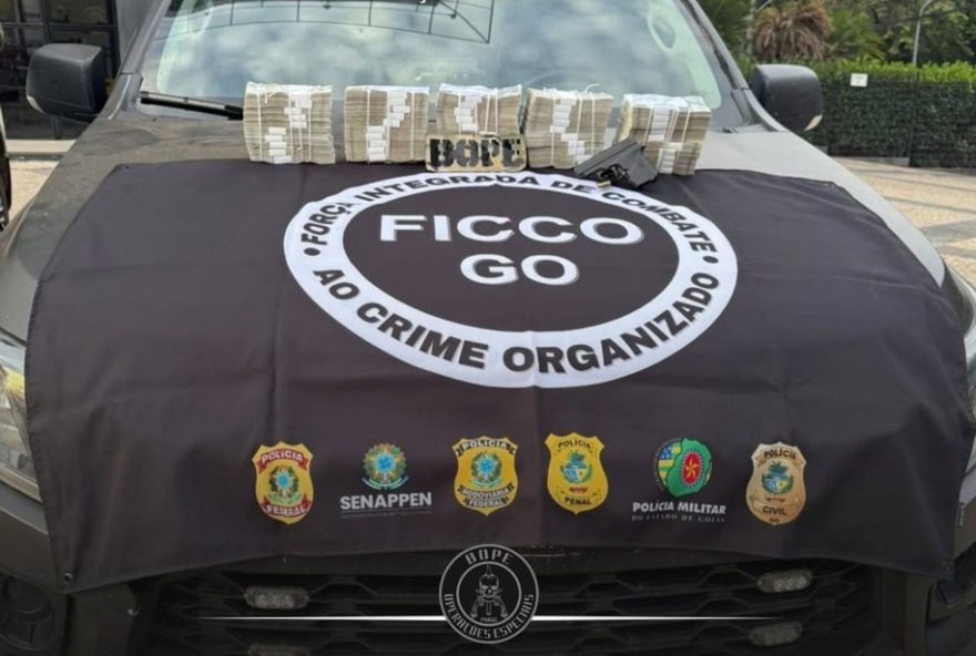 mochila-com-r24-1-milhao-e-arma-e-encontrada-em-carro3A-suspeito-preso0A
