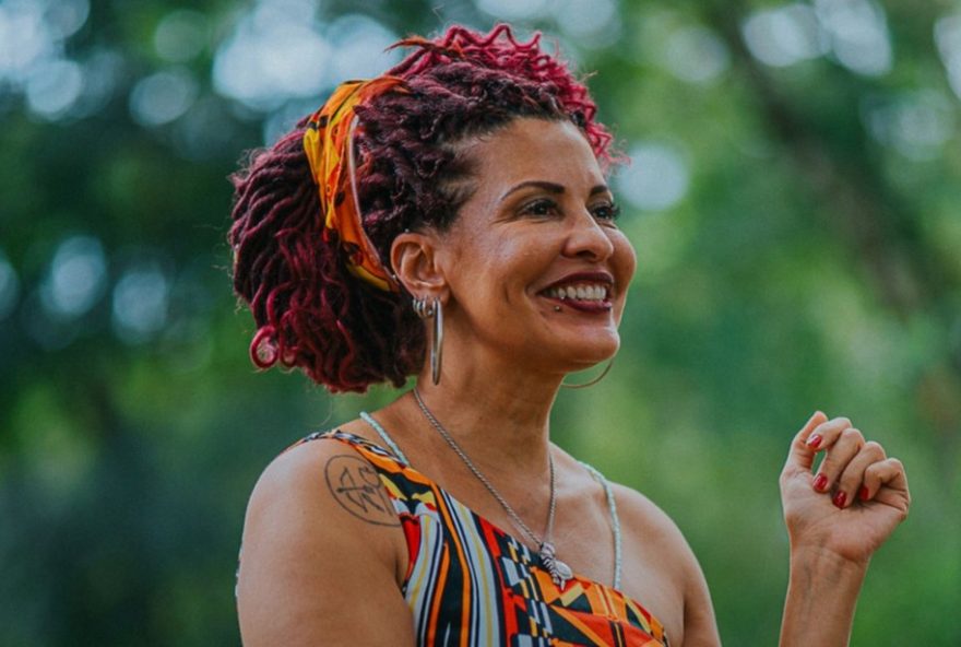 moda-africana-e-no-incentivo-a-autoestima-de-mulheres-negras.-com-projetos-sociais-e-sustentaveis2C-ela-promove-inclusao-e-empoderamento-atraves-da-moda