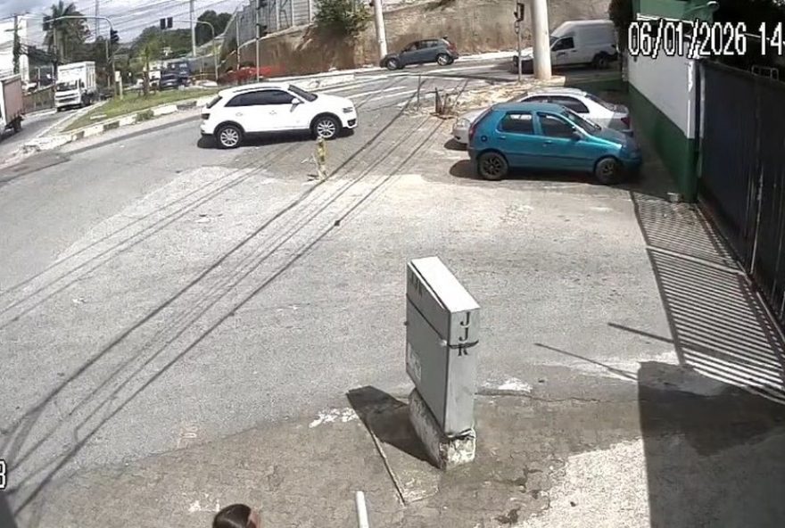 momento-em-que-ladroes-abandonam-carro-apos-sequestro-em-supermercado momento-em-que-ladroes-abandonam-carro-apos-sequestro-em-supermercado