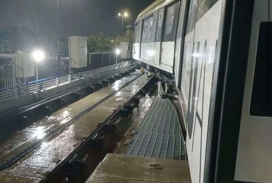 monotrilho-do-aeroporto-de-guarulhos-para-de-para-no-meio-da-via3A-passageiros-desembarcam-e-caminham-sobre-trilhos monotrilho-do-aeroporto-de-guarulhos-para-de-para-no-meio-da-via3A-passageiros-desembarcam-e-caminham-sobre-trilhos